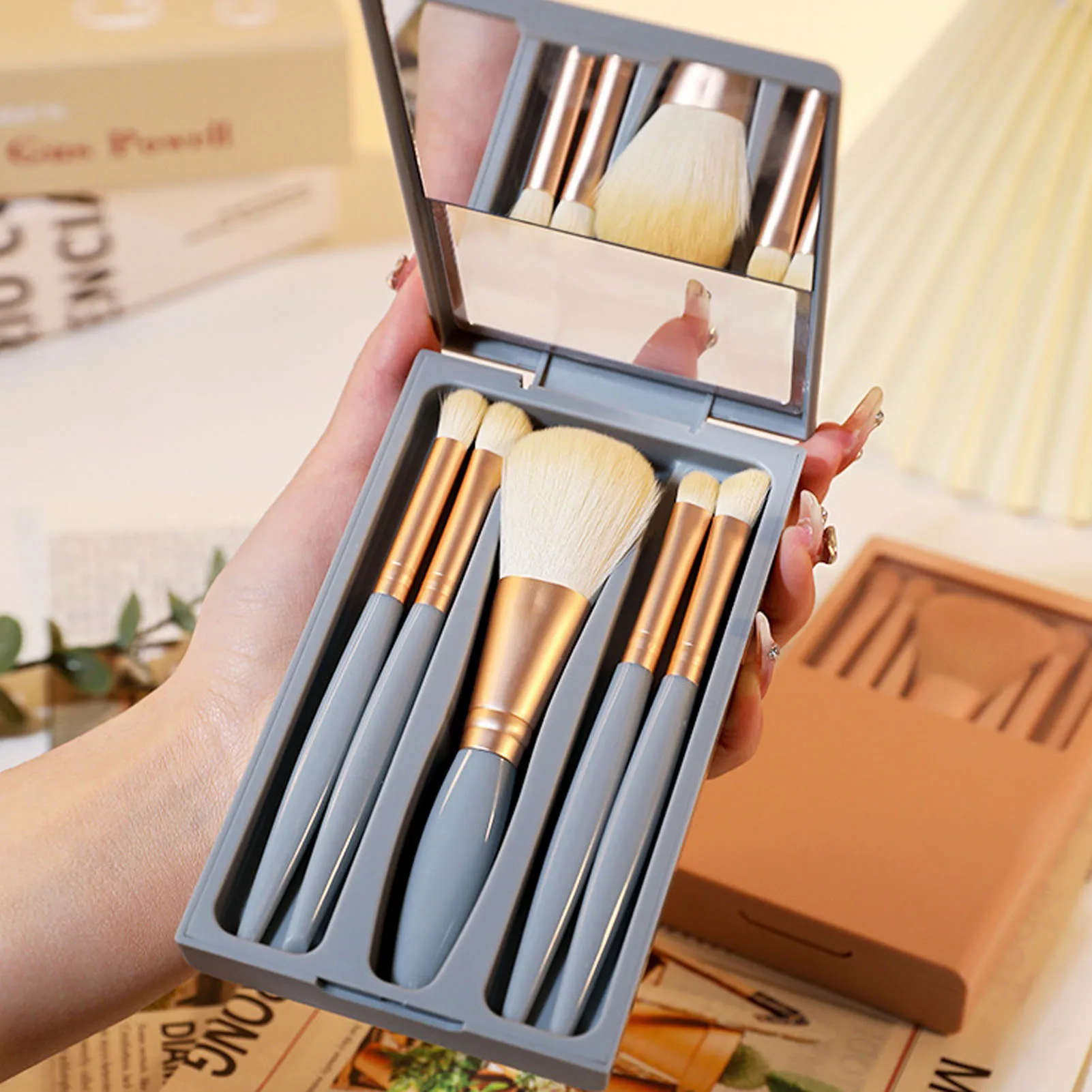 5Pcs Portable Makeup Brushes Set Multifunctional Travel Powder Eyeshadow Cosmetic Brushes Set with Mirror Box Makeup Tool
5Pcs Portable Makeup Brushes Set Multifunctional Travel Powder Eyeshadow Cosmetic Brushes Set with Mirror Box Makeup Tool