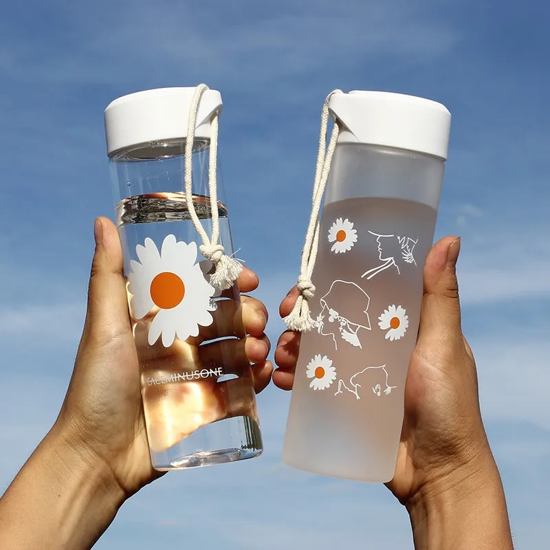 500ml Water Bottles Daisy Plastic Transparent Bottle BPA Free Outdoor Sports Water Cup Water Mug Student Portable Mug with Rope
500ml Water Bottles Daisy Plastic Transparent Bottle BPA Free Outdoor Sports Water Cup Water Mug Student Portable Mug with Rope