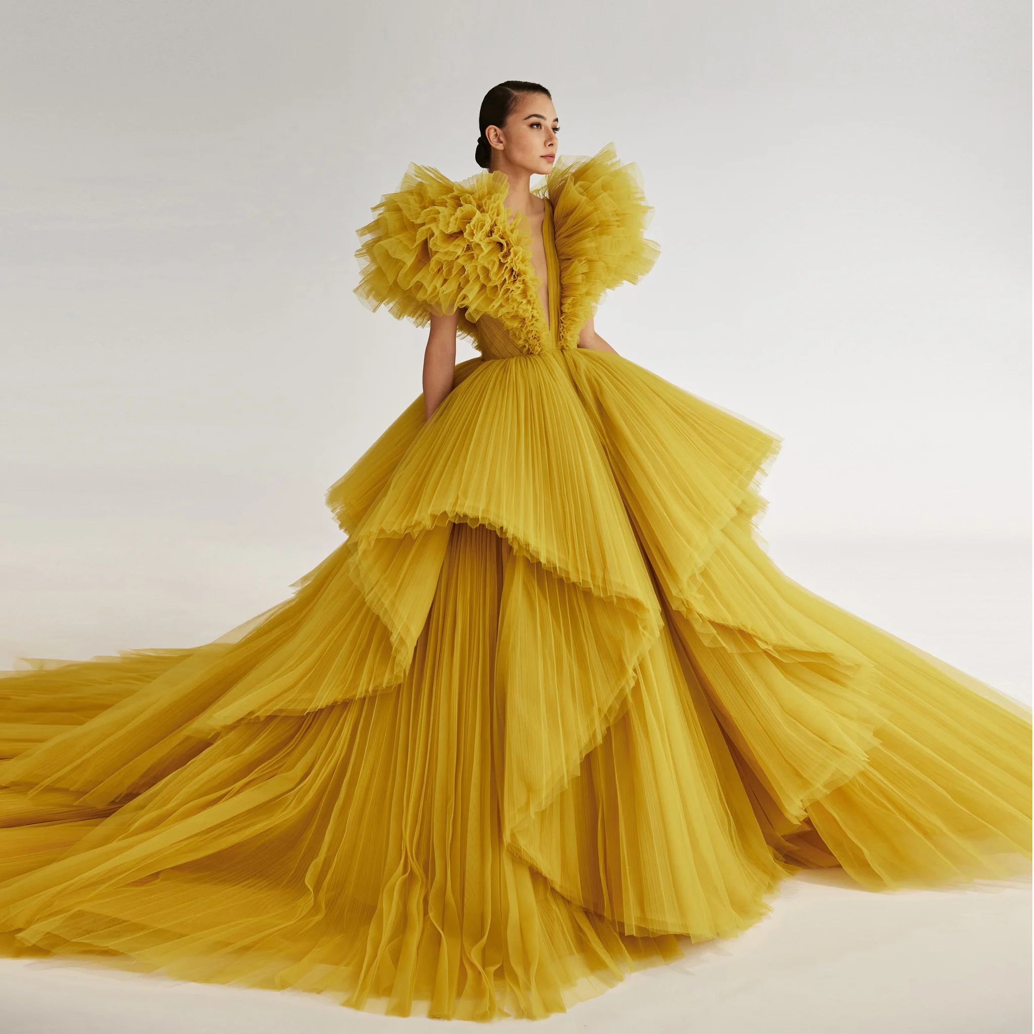 

2023 Photoshoot Bridal Gowns Deep V Neckline Tulle Train Ruffle vestido de fiesta longo Vintage Turmeric Formal Dress Sleeveless