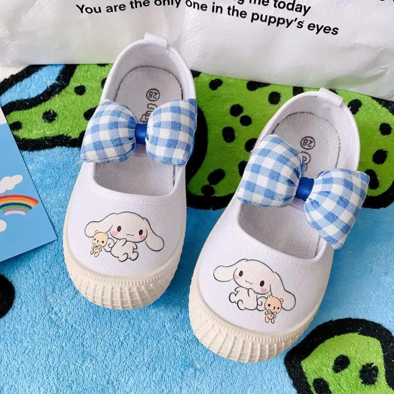 Sanrio Мультяшные Детские парусиновые туфли Cinnamoroll милые универсальные эластичные ремни с закрытым носком мягкие туфли для помещений
Sanrio Мультяшные Детские парусиновые туфли Cinnamoroll милые универсальные эластичные ремни с закрытым носком мягкие туфли для помещений