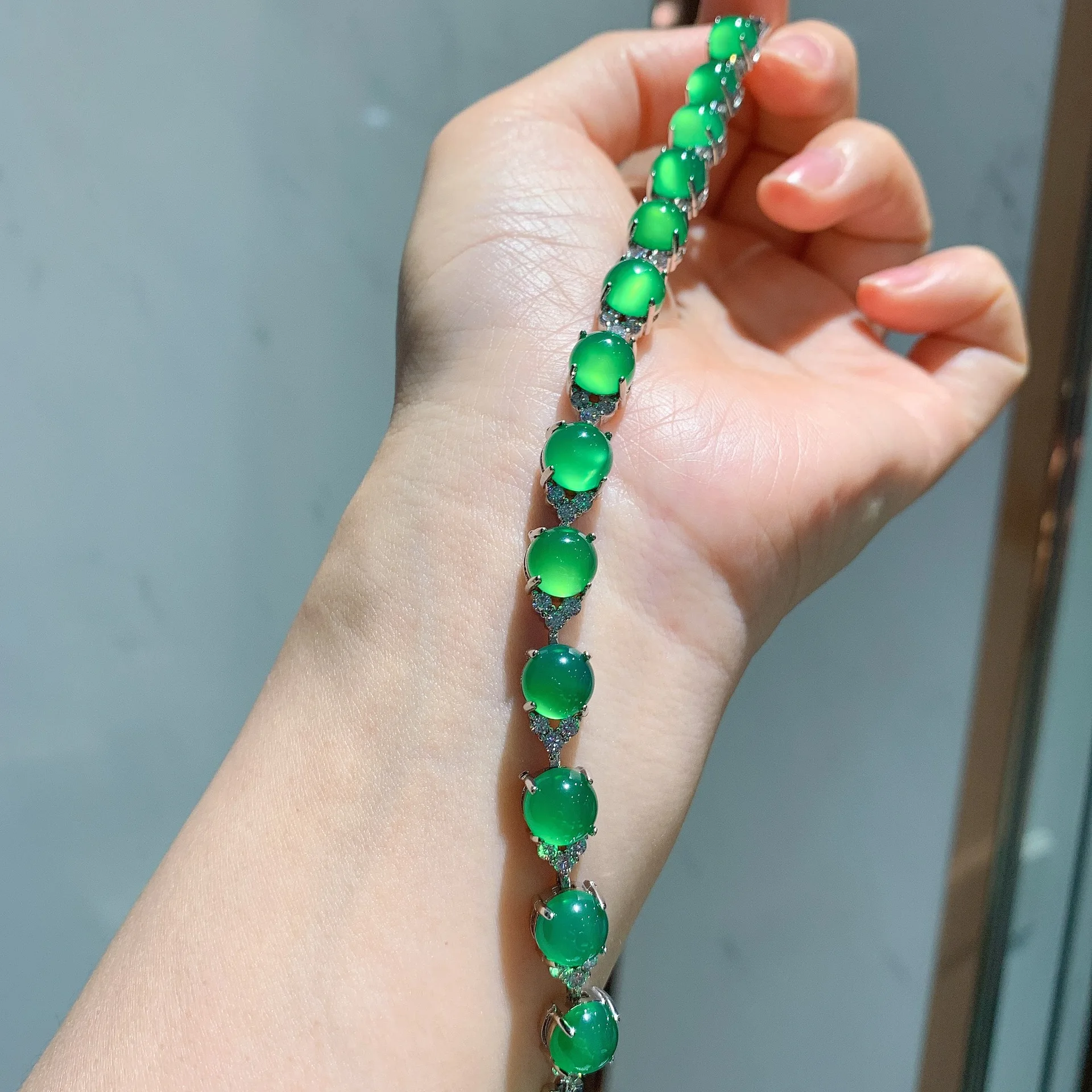 New high quality fashion S925 silver bracelet spherical green zircon silver bracelet suitable for couple gifts
New high quality fashion S925 silver bracelet spherical green zircon silver bracelet suitable for couple gifts