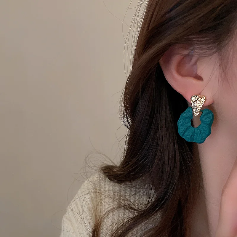 Simple Design Trendy Earring Dating Hong Kong Style Retro Elegant Sweet Cool Style Earbob Party Fashion Ins Niche Eardrop Female
Simple Design Trendy Earring Dating Hong Kong Style Retro Elegant Sweet Cool Style Earbob Party Fashion Ins Niche Eardrop Female