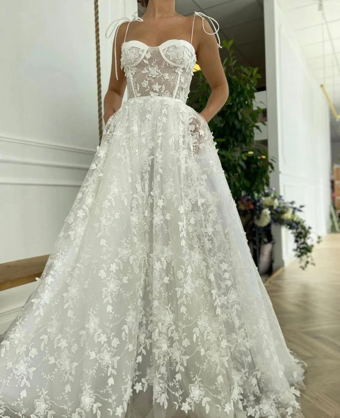 2022 Fashion New Sling Embroidered Lace Sexy Wrap Breast Wedding Dress Sexy Off Shoulder Party Evening Dresses for Women
2022 Fashion New Sling Embroidered Lace Sexy Wrap Breast Wedding Dress Sexy Off Shoulder Party Evening Dresses for Women