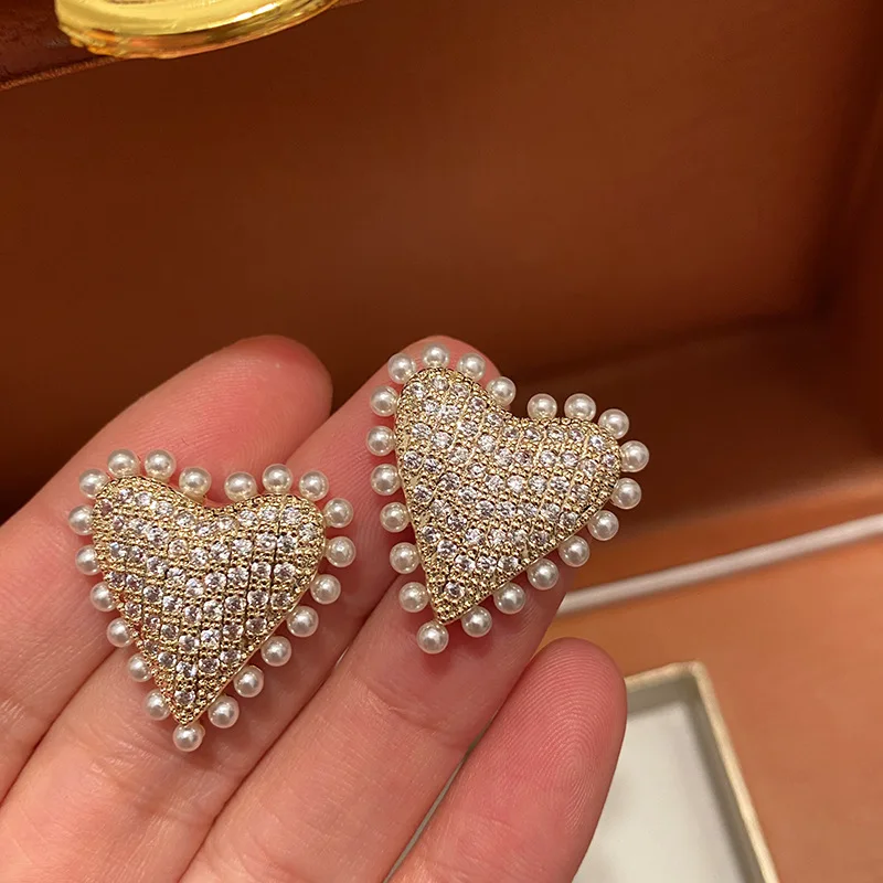 Vintage Diamond Pearl Heart Earrings Fashion White Pearl and Pave Setting Cubic Zircon Heart Stud Earrings for Women
Vintage Diamond Pearl Heart Earrings Fashion White Pearl and Pave Setting Cubic Zircon Heart Stud Earrings for Women