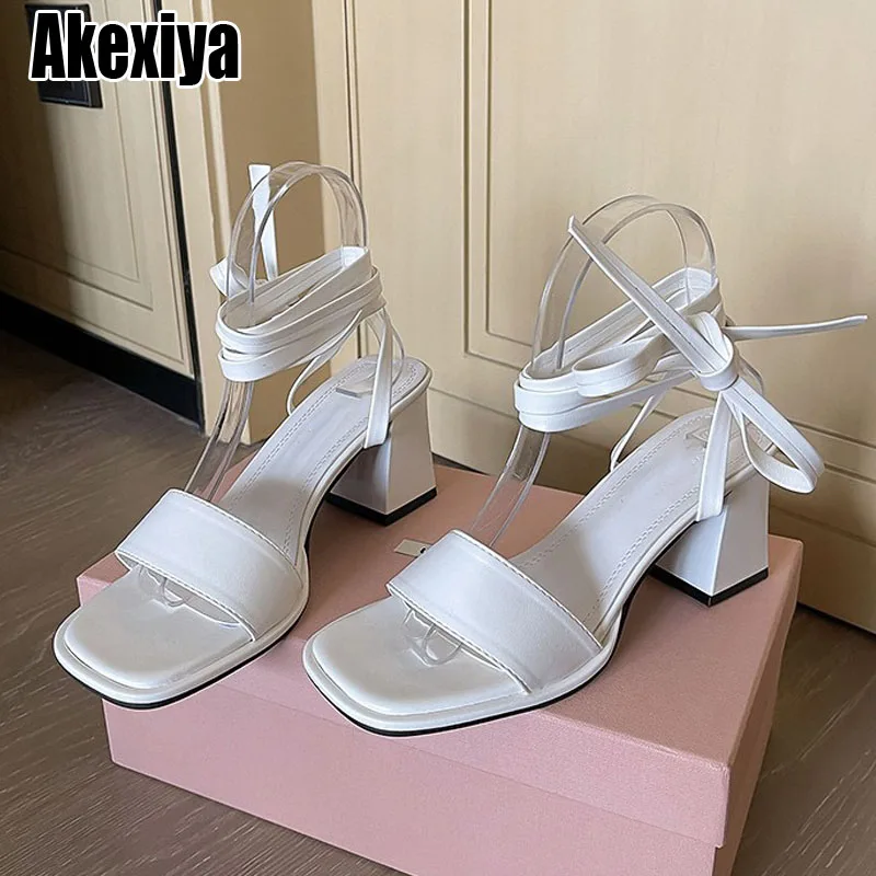 Женские босоножки на квадратном каблуке, с открытым носком 
Женские босоножки на квадратном каблуке, с открытым носком