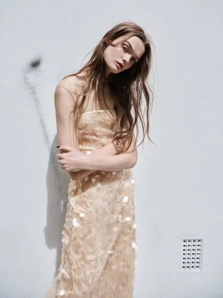 Женское блестящее платье-миди без рукавов, с открытой спиной и блестками
Женское блестящее платье-миди без рукавов, с открытой спиной и блестками