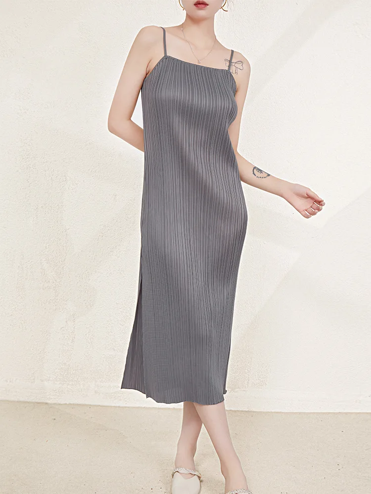 Pleated suspender slit dress for women's summer new design with a layered black skirt underneath
Pleated suspender slit dress for women's summer new design with a layered black skirt underneath