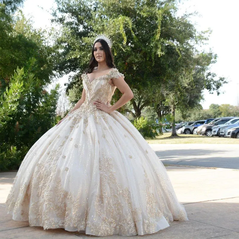 Sparkly Cap Sleeve Ball Gown Quinceanera Dresses Sleeveless Sequined Appliques Lace Beading Crystal Sweet 16 Vestidos De 15 Años
Sparkly Cap Sleeve Ball Gown Quinceanera Dresses Sleeveless Sequined Appliques Lace Beading Crystal Sweet 16 Vestidos De 15 Años