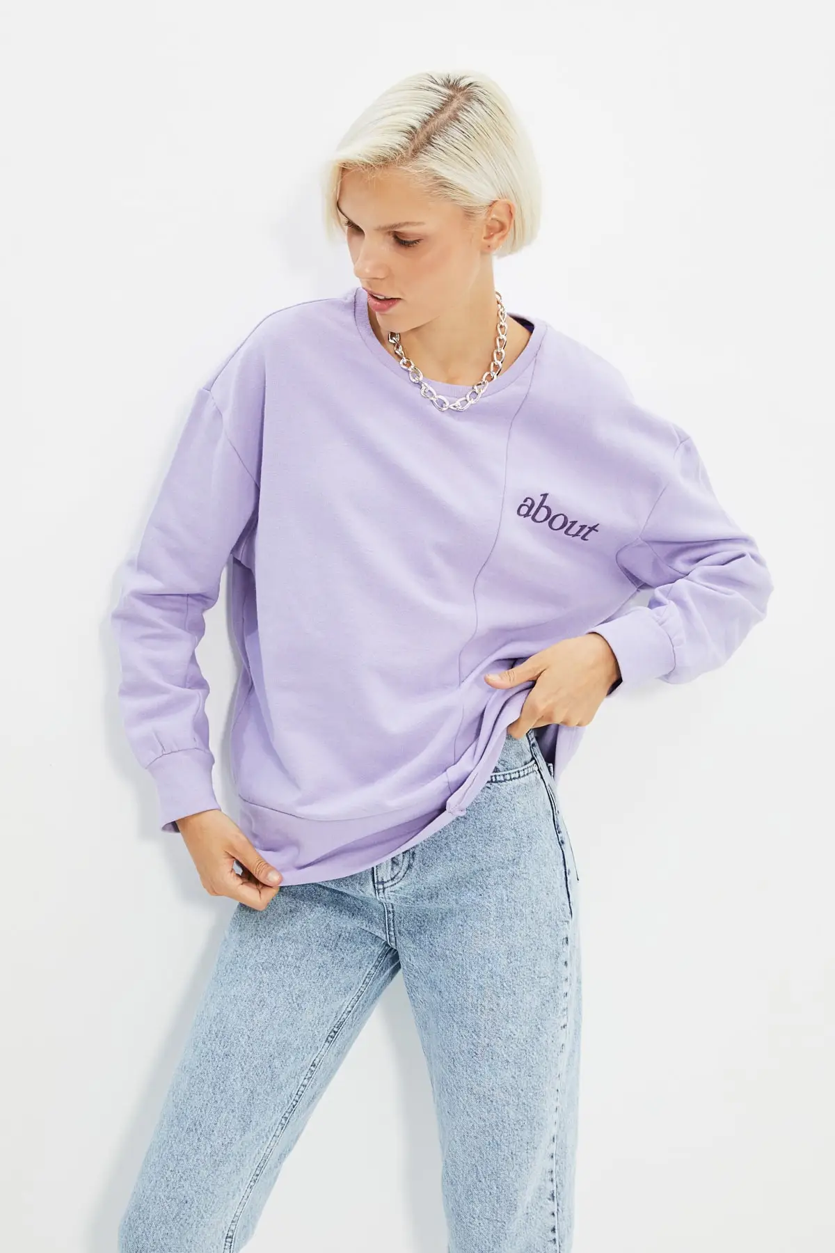 Trendyol With Color Block and Embroidered Loose Knitted Sweatshirts TWOAW22SW0870
Trendyol With Color Block and Embroidered Loose Knitted Sweatshirts TWOAW22SW0870