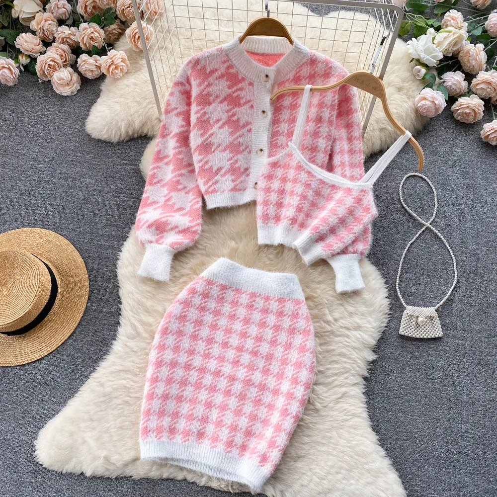 Women Knitted Plaid Three Piece Sets Autumn Winter Sweet Girl Small Pure Fresh Mini Skirt + Sling + Sweater Cardigan Slim Suits
Women Knitted Plaid Three Piece Sets Autumn Winter Sweet Girl Small Pure Fresh Mini Skirt + Sling + Sweater Cardigan Slim Suits