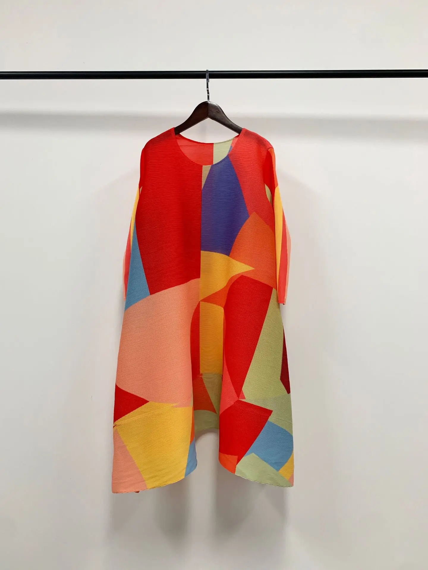 Miyake pleated autumn women's fashion casual geometric picture large size loose and thin dress
Miyake pleated autumn women's fashion casual geometric picture large size loose and thin dress