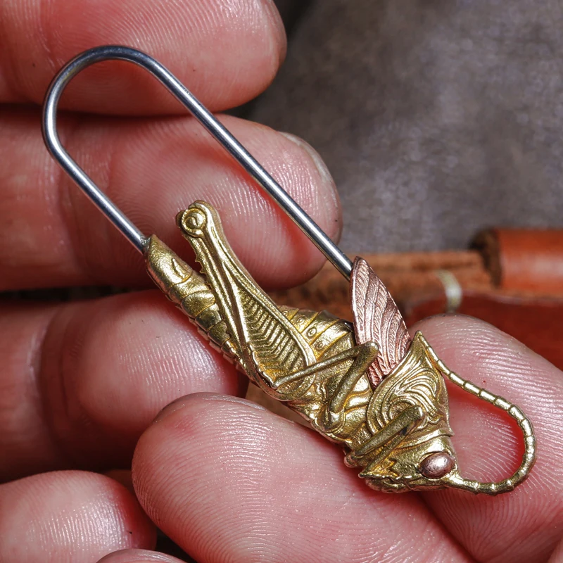 Copper grasshopper pin keychain pendant insect brooch retro men and women jewelry personality 
Copper grasshopper pin keychain pendant insect brooch retro men and women jewelry personality