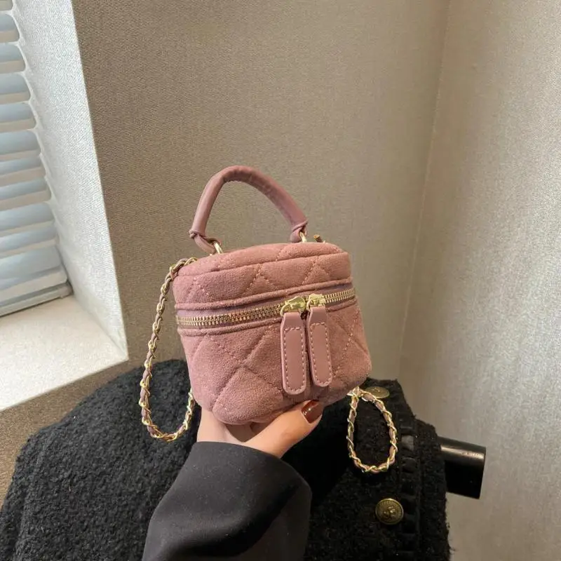 New portable mini bag Lingge small fragrance chain bag Versatile one shoulder cross body lipstick small bag
New portable mini bag Lingge small fragrance chain bag Versatile one shoulder cross body lipstick small bag