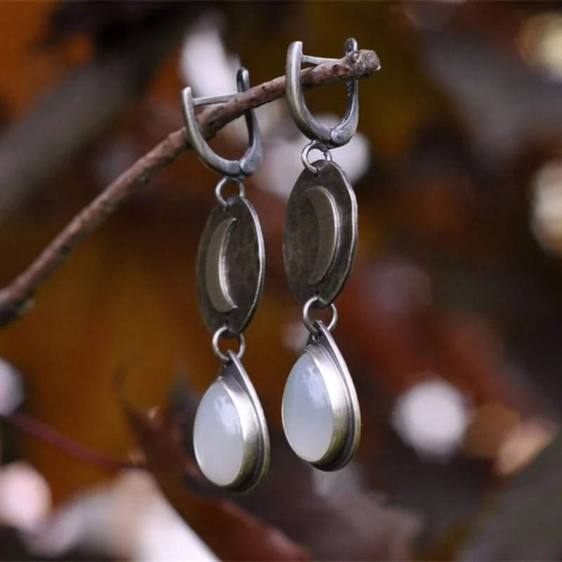 Vintage Creative Metal Hand Carved Moon Pattern Earrings Fashion Personality Women's White Moonstone Dangle Earrings Jewelry
Vintage Creative Metal Hand Carved Moon Pattern Earrings Fashion Personality Women's White Moonstone Dangle Earrings Jewelry
