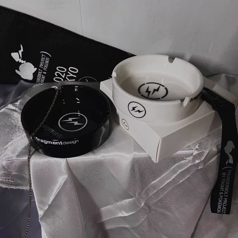 Hiroshi Fujiwara ashtray personalized household luxury atmosphere retro black and white ceramic ashtray accessories
Hiroshi Fujiwara ashtray personalized household luxury atmosphere retro black and white ceramic ashtray accessories