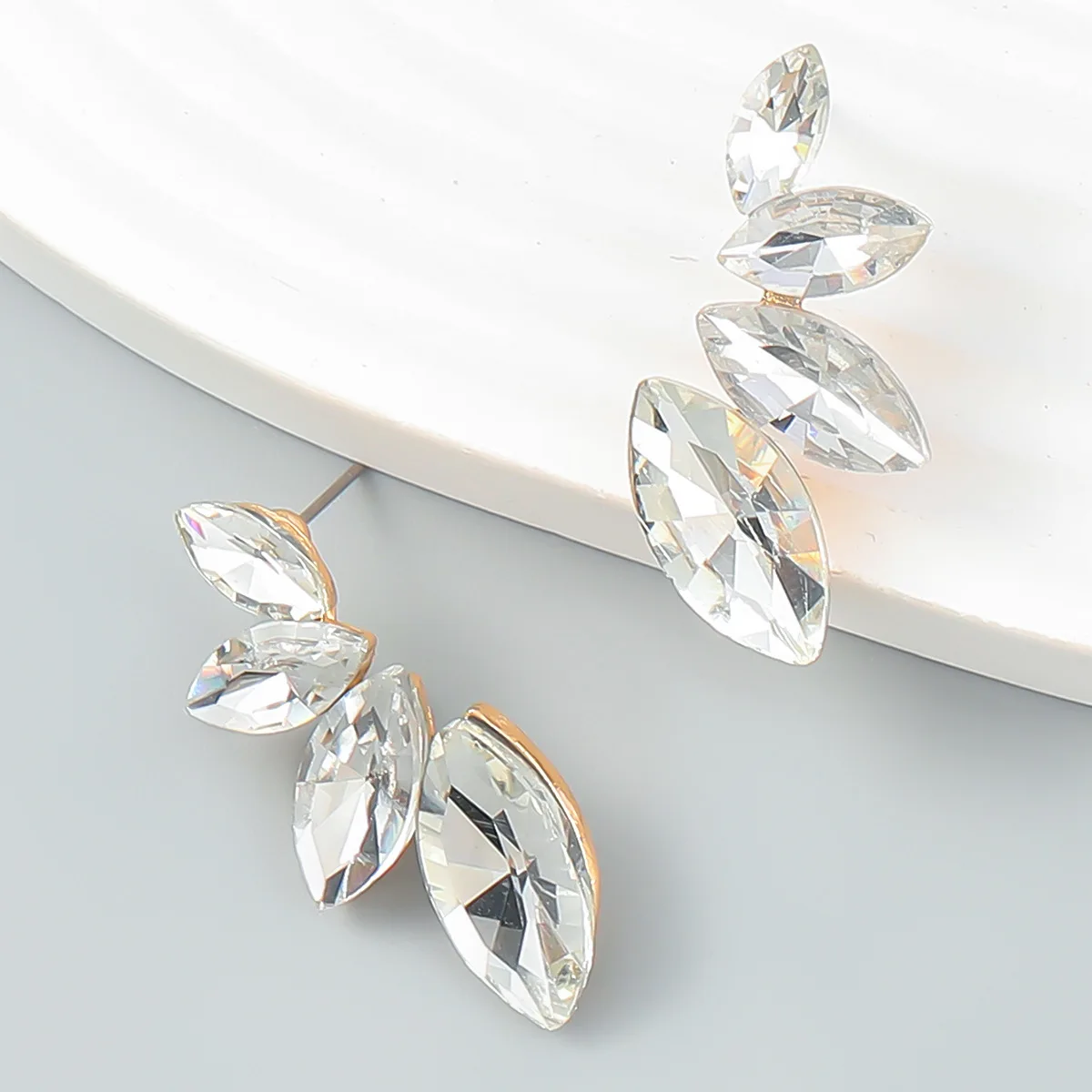New 4 Color Rhinestone Flower Water Drops Women Earrings Dinner Party Wedding Accessories Fashion Luxury Jewelry Gifts for Girls
New 4 Color Rhinestone Flower Water Drops Women Earrings Dinner Party Wedding Accessories Fashion Luxury Jewelry Gifts for Girls