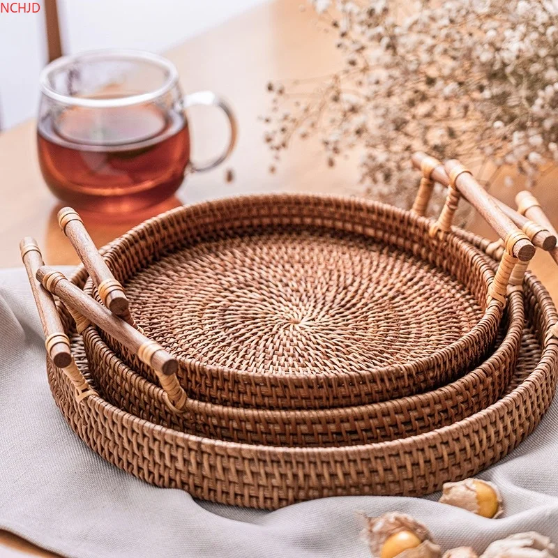 Handwoven Rattan Storage Tray with Wooden Handle Round Wicker Basket Bread Food Plate Fruit Cake Platter Dinner Trays Decorative
Handwoven Rattan Storage Tray with Wooden Handle Round Wicker Basket Bread Food Plate Fruit Cake Platter Dinner Trays Decorative
