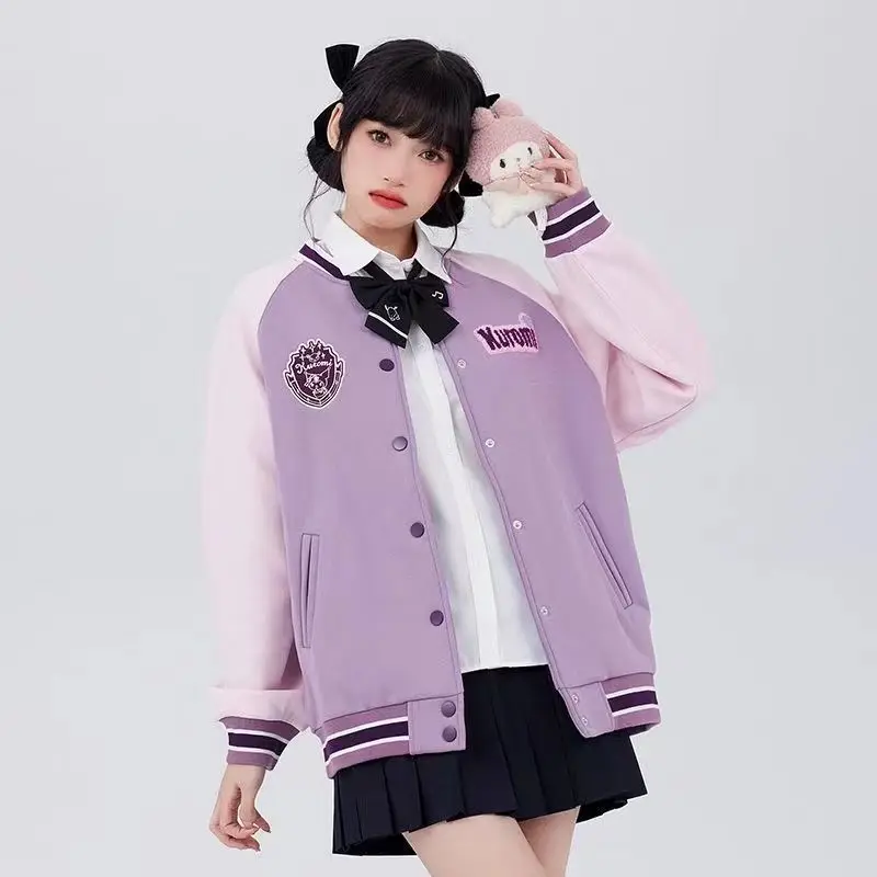 Новинка, милая бейсбольная Униформа Sanrio, аксессуары Cinnamoroll, милая мультяшная аниме Jk куртка, осенняя и зимняя игрушка для девочки, подарок
Новинка, милая бейсбольная Униформа Sanrio, аксессуары Cinnamoroll, милая мультяшная аниме Jk куртка, осенняя и зимняя игрушка для девочки, подарок