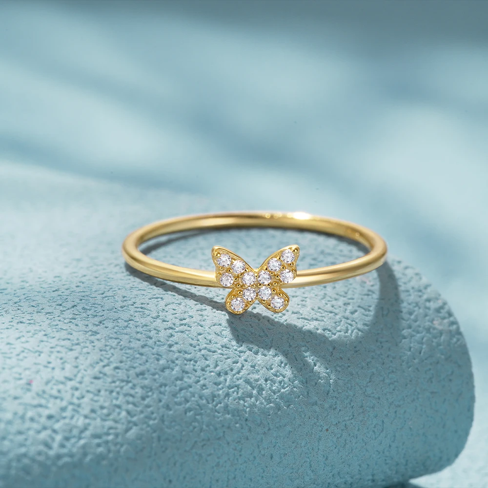 Кольцо женское из серебра 925 пробы с кристаллом в виде бабочки
Кольцо женское из серебра 925 пробы с кристаллом в виде бабочки