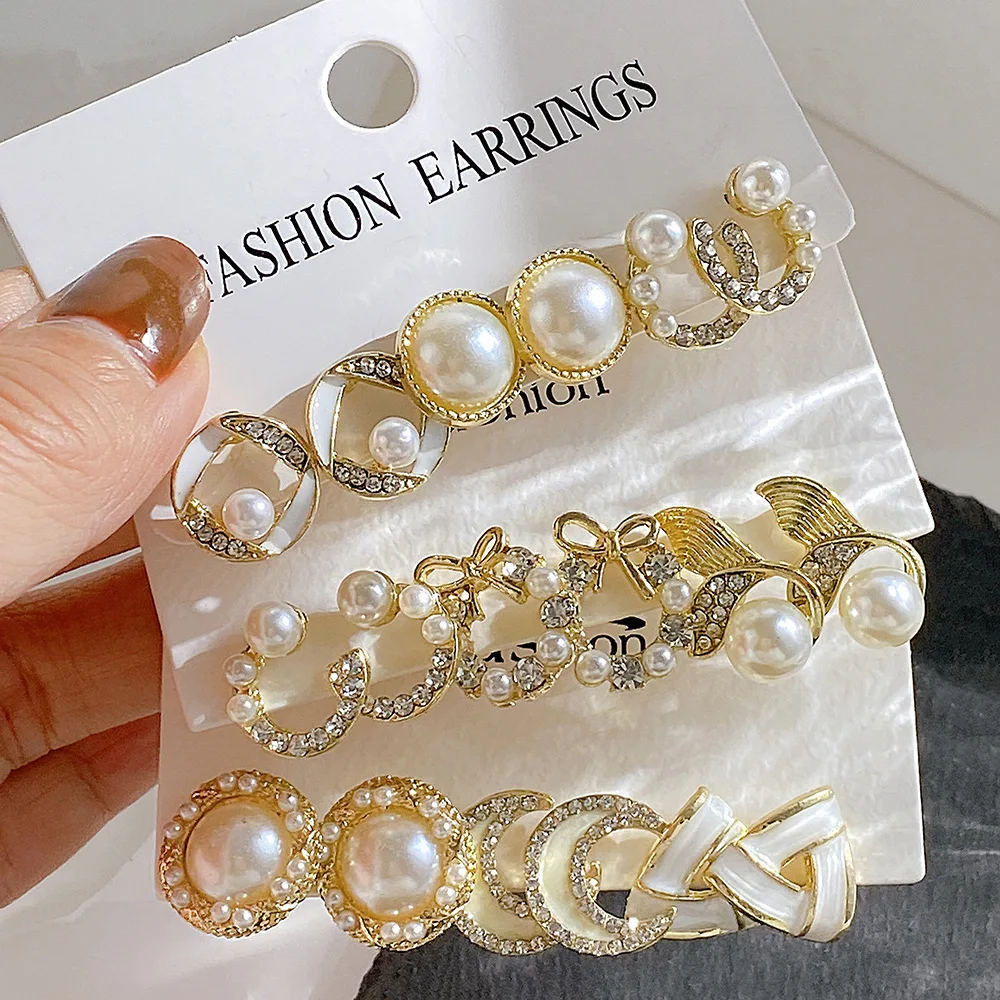 INS Bow Fishtail Pearl Moon Ear Studs Geometric Pearl Hoop Earrings for Women Metal Gold Color Dangle Earrings Set
INS Bow Fishtail Pearl Moon Ear Studs Geometric Pearl Hoop Earrings for Women Metal Gold Color Dangle Earrings Set