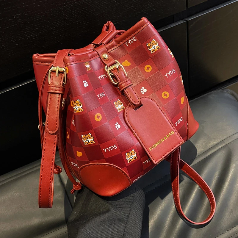Popular Letter Handbag Party Woman Stock Bags 2022 New Fashion Crossbody Bucket Bag Shoulder Printed Plaid Belt Decoration
Popular Letter Handbag Party Woman Stock Bags 2022 New Fashion Crossbody Bucket Bag Shoulder Printed Plaid Belt Decoration