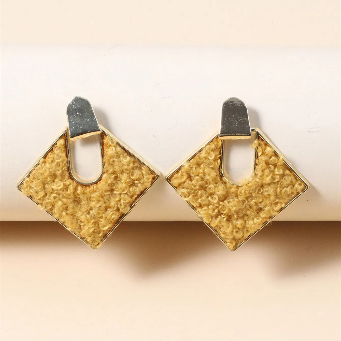 New retro exaggerated furry metal square earrings European and American fashion temperament trend simple classic accessories
New retro exaggerated furry metal square earrings European and American fashion temperament trend simple classic accessories