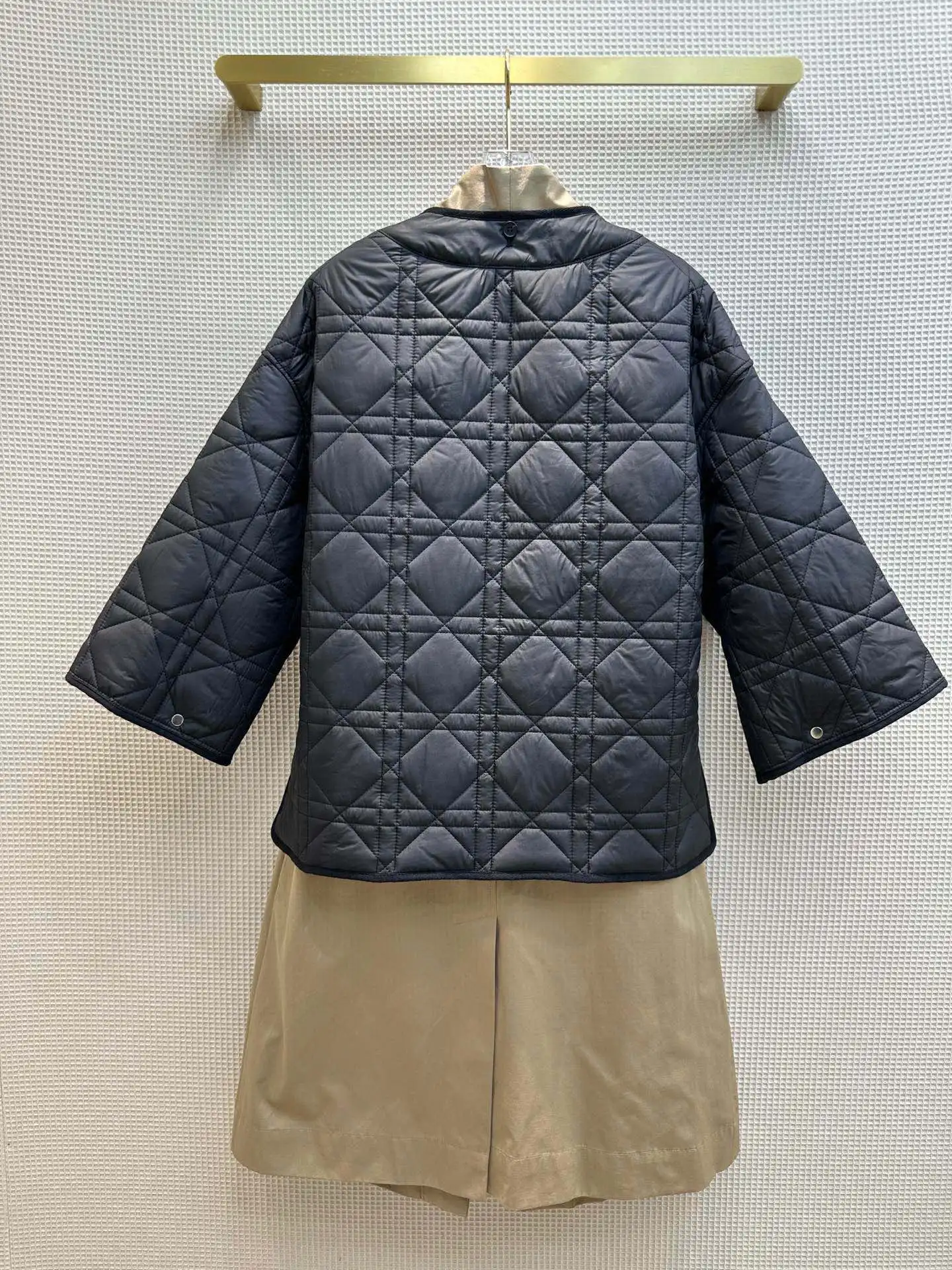 Classic Rhombic V-Neck Quilted Jacket with Intellectual Style V-Neck Sleeveless Knee-Length Vest Two-Piece Set
Classic Rhombic V-Neck Quilted Jacket with Intellectual Style V-Neck Sleeveless Knee-Length Vest Two-Piece Set