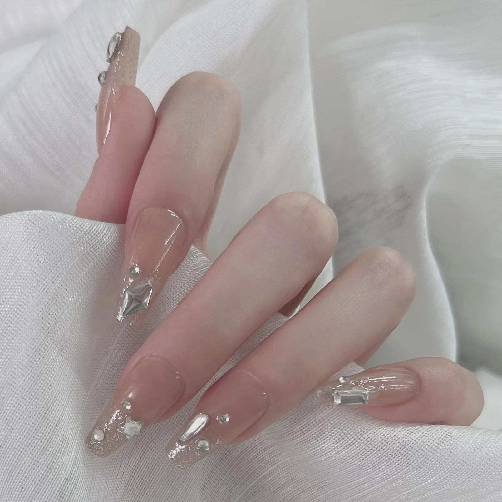 24Pcs Wearable Fake Nail Press on Artificial Nail Tips with Glue White Rhinestones Design Ballerina False Nail Manicure Tools
24Pcs Wearable Fake Nail Press on Artificial Nail Tips with Glue White Rhinestones Design Ballerina False Nail Manicure Tools
