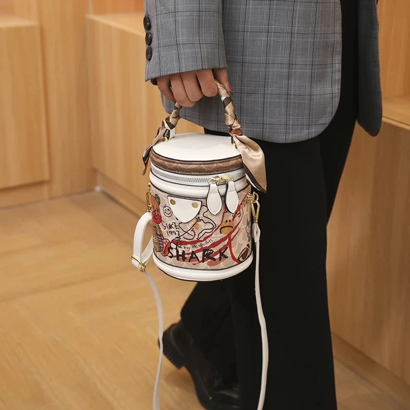 Bear Graffiti Bucket Bags for Women 2022 Cute Cartoon Tote Bag Aesthetic Silk Scarf Printing Fashion Women's Party Shoulder Bag
Bear Graffiti Bucket Bags for Women 2022 Cute Cartoon Tote Bag Aesthetic Silk Scarf Printing Fashion Women's Party Shoulder Bag
