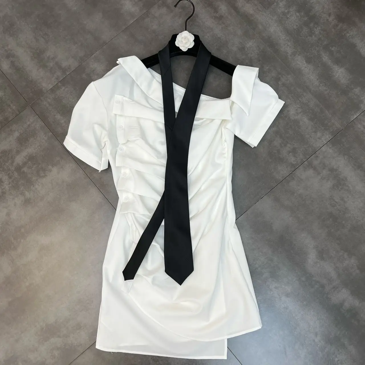 Turtleneck Skirt, Slanted Shoulder, Short Sleeve Dress, Tie, Two-piece Suit, Summer 2022
Turtleneck Skirt, Slanted Shoulder, Short Sleeve Dress, Tie, Two-piece Suit, Summer 2022