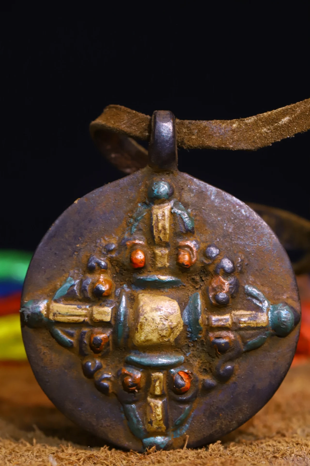 2" Tibetan Temple Collection Old Bronze painted Cross Vajra Chinese Zodiac gossip Amulet pendant Town house Exorcism
2" Tibetan Temple Collection Old Bronze painted Cross Vajra Chinese Zodiac gossip Amulet pendant Town house Exorcism