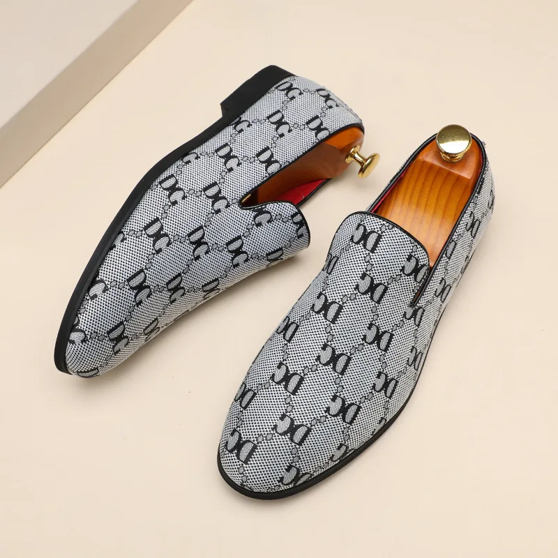 Loafers Men Denim Fabric Printing Decoration Low Heel Comfortable Large Size 38-47 Black Green Business Casual Men Shoes WJ7904
Loafers Men Denim Fabric Printing Decoration Low Heel Comfortable Large Size 38-47 Black Green Business Casual Men Shoes WJ7904