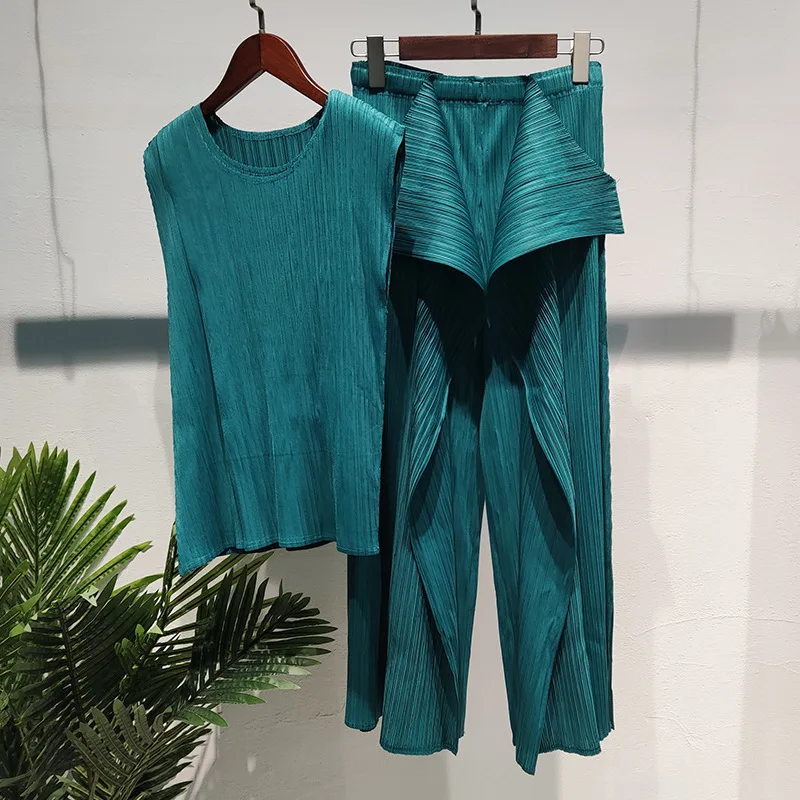Miyake pleated sleeveless vest top loose wide-leg pants suit women's summer high waist casual fashion two-piece suit
Miyake pleated sleeveless vest top loose wide-leg pants suit women's summer high waist casual fashion two-piece suit