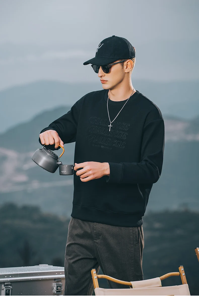 1853 Ploves thick round neck men 2022 autumn and winter new European and American embroidered loose sweatshirts
1853 Ploves thick round neck men 2022 autumn and winter new European and American embroidered loose sweatshirts