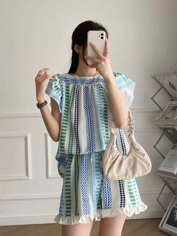 ZATRHMBM 2022 new fashion short sleeve Ladies shirt Vintage printing crop top crew neck Chic woman blouse Casual Shorts suit
ZATRHMBM 2022 new fashion short sleeve Ladies shirt Vintage printing crop top crew neck Chic woman blouse Casual Shorts suit