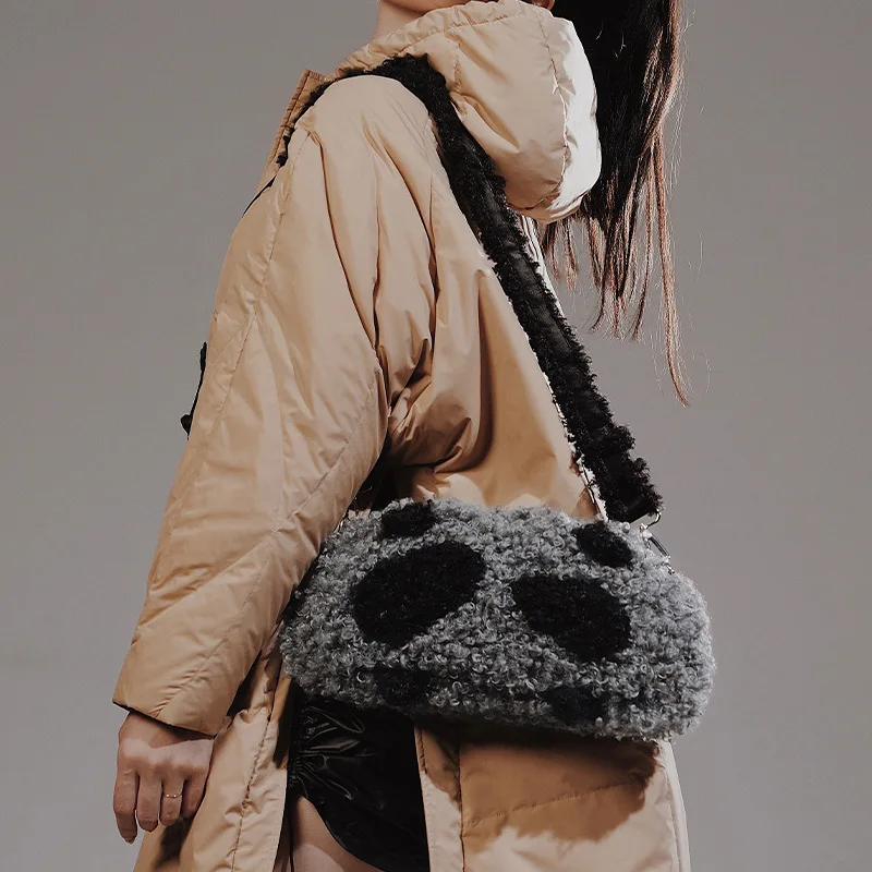 2022 New Unique Designer Plush Messenger Bag Female Cute Panda Female Armpit Bag High Quality Fashion Women Purse and Handbags
2022 New Unique Designer Plush Messenger Bag Female Cute Panda Female Armpit Bag High Quality Fashion Women Purse and Handbags
