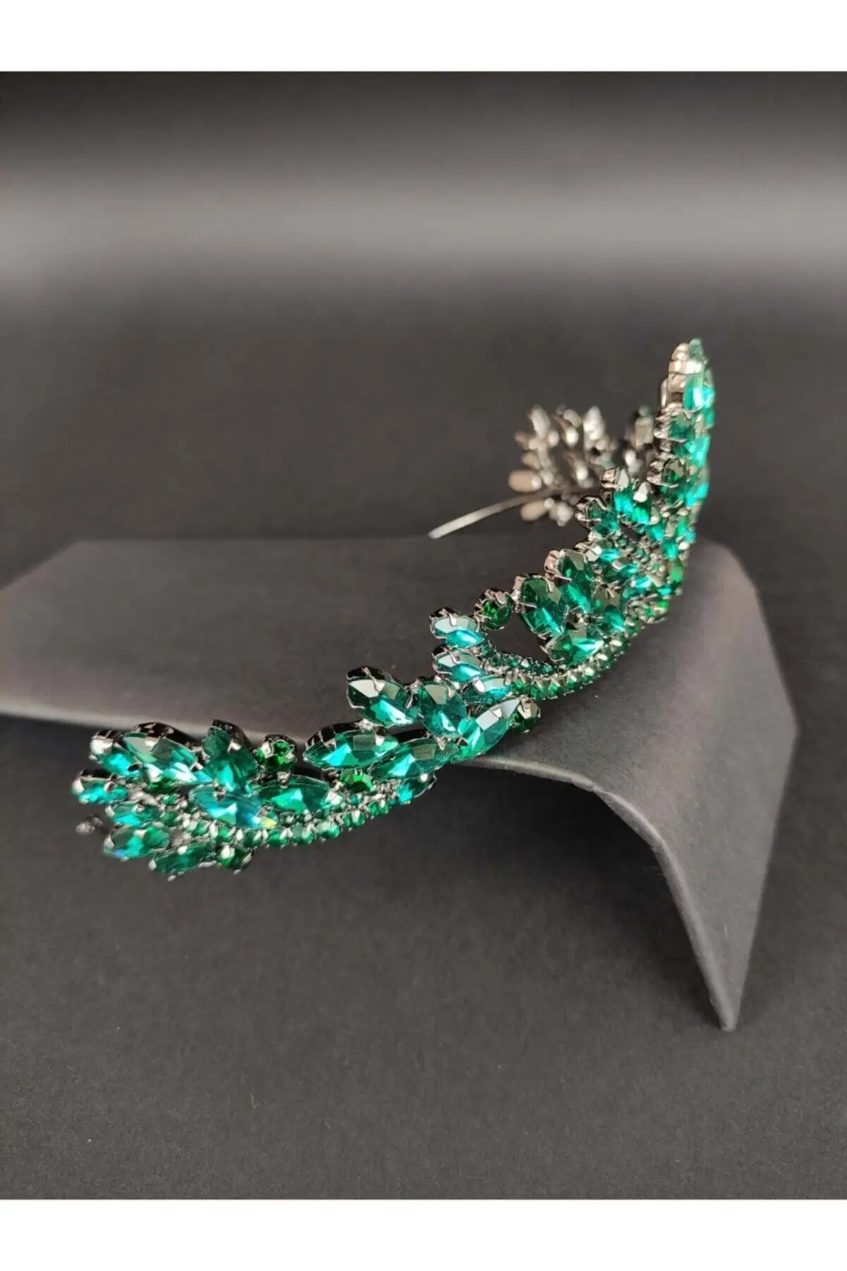 Bridal Accessories Hair Accessory Black Metallic Bridal Crown With Green Crystal Stone Wedding For Bride And Bridesmaids
Bridal Accessories Hair Accessory Black Metallic Bridal Crown With Green Crystal Stone Wedding For Bride And Bridesmaids