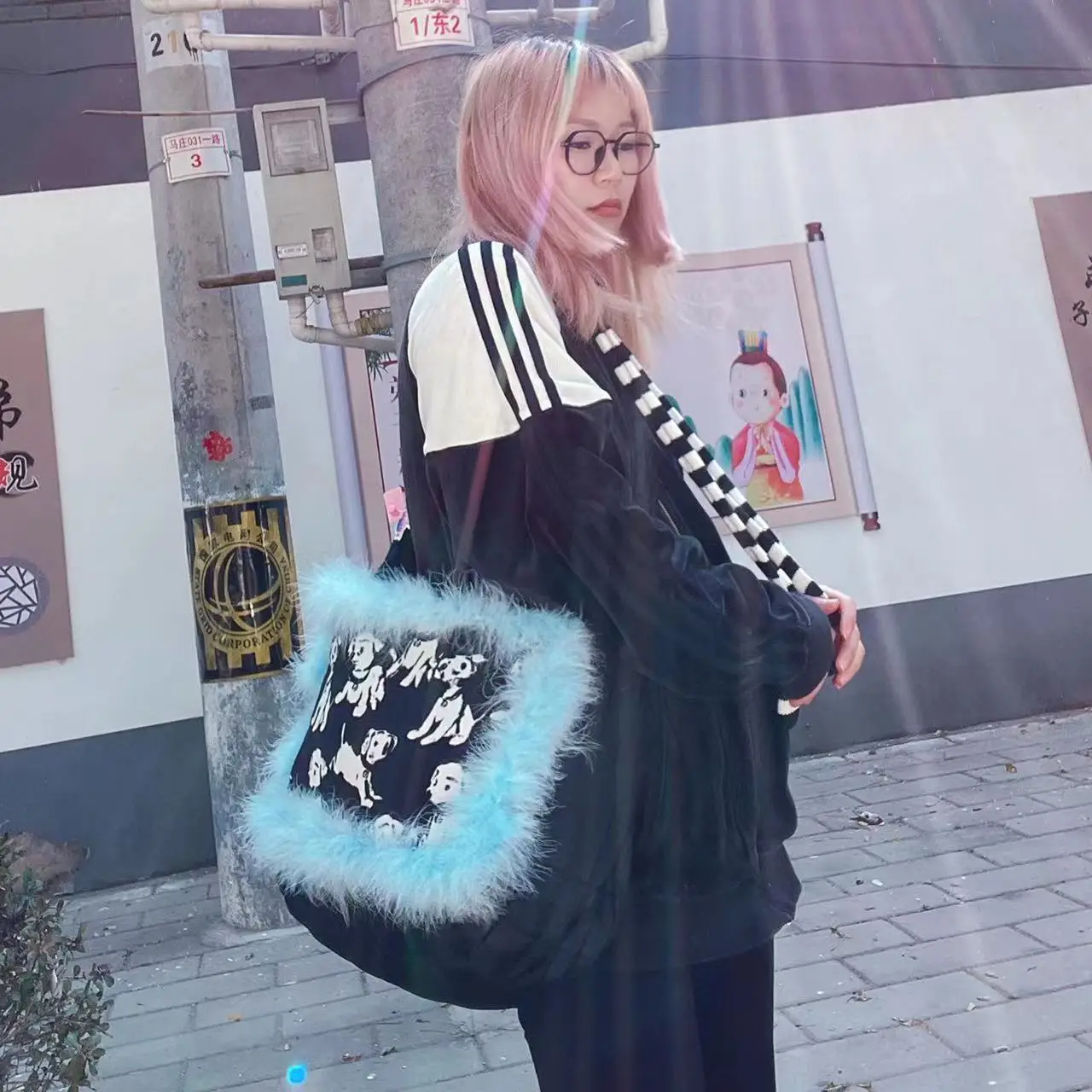 Bule Fur bag women jumbo capacity totes handbag black Shoulder Messenger sheep fur bag 2022 winter new deisgner
Bule Fur bag women jumbo capacity totes handbag black Shoulder Messenger sheep fur bag 2022 winter new deisgner