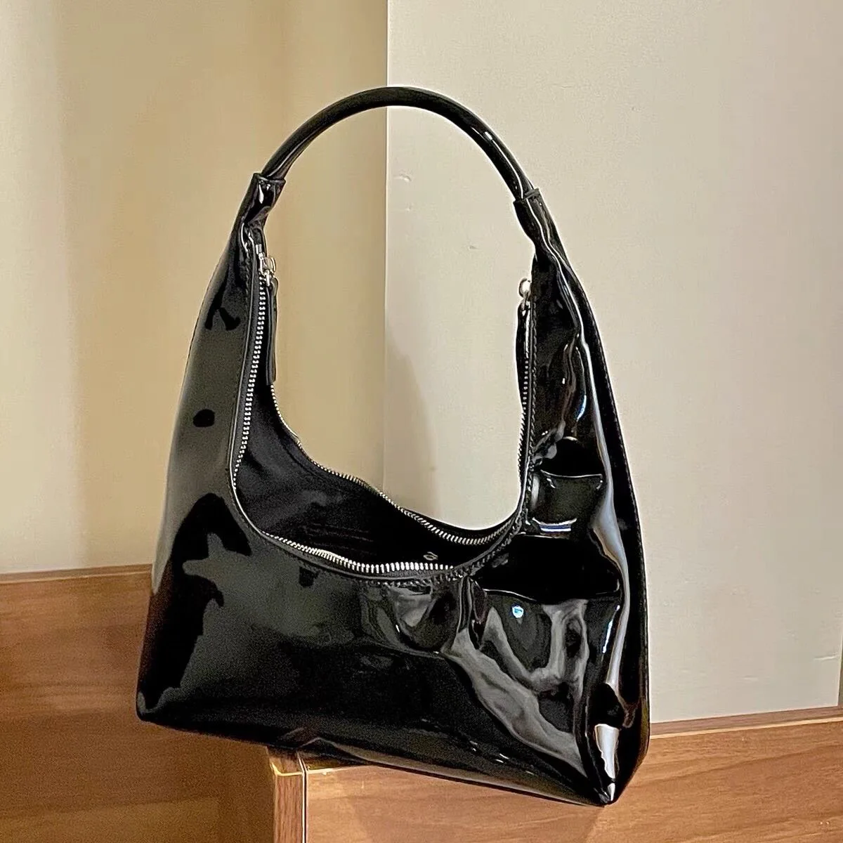 Women Patent Leather Underarm Bags Vintage Red Ladies Luxury Shoulder Bag Female Hobos Simple Designer Clutch Purse Handbags
Women Patent Leather Underarm Bags Vintage Red Ladies Luxury Shoulder Bag Female Hobos Simple Designer Clutch Purse Handbags