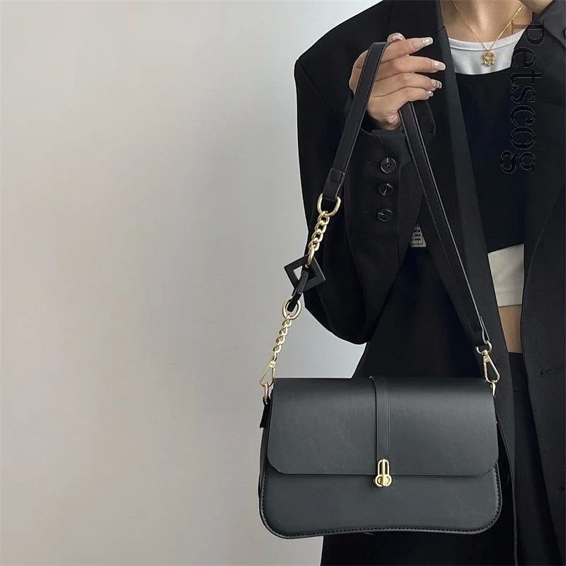 Черная винтажная женская сумка на плечо 2023, квадратные сумки через плечо с цепочкой и ремешком на застежке, женские сумки простого дизайна, ...
Черная винтажная женская сумка на плечо 2023, квадратные сумки через плечо с цепочкой и ремешком на застежке, женские сумки простого дизайна, ...