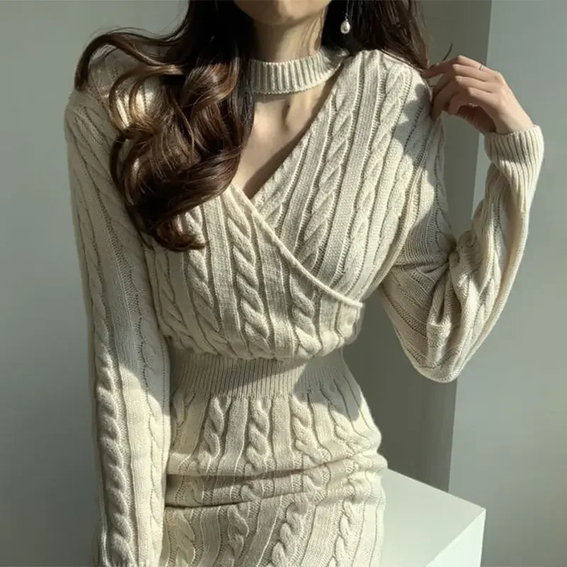 Reversible Knitted Slim Dress 2023 Autumn Winter Luxury design slit Maxi dress female Halter Neck Waist Slim French knit dress 
Reversible Knitted Slim Dress 2023 Autumn Winter Luxury design slit Maxi dress female Halter Neck Waist Slim French knit dress