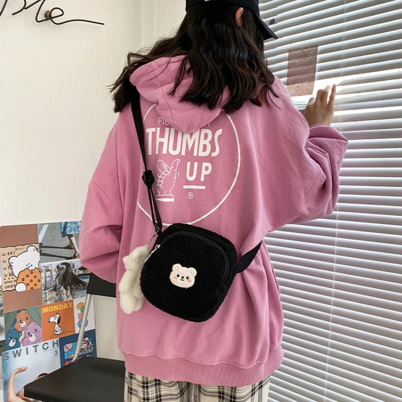 Women's bear shaped bag, mobile phone Plush bag, little girl bag, new autumn and winter 2022 series
Women's bear shaped bag, mobile phone Plush bag, little girl bag, new autumn and winter 2022 series