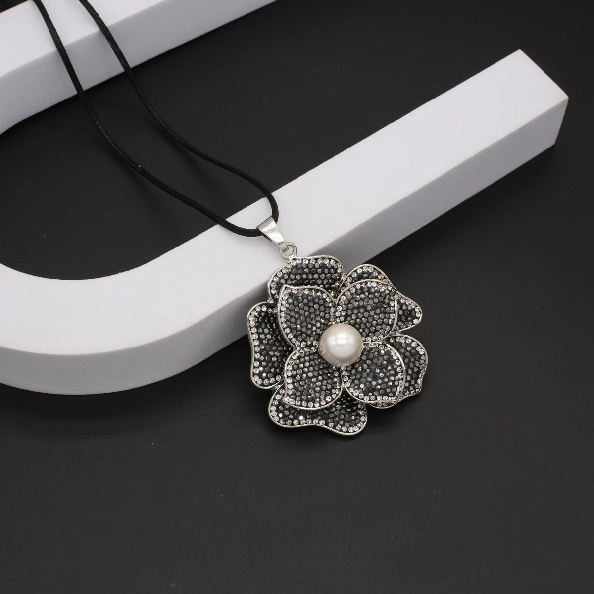 Natural Stone Black Rhinestone Flower Shaped Pearl Pendant Exquisite Jewelry Necklace Accessories Gift for Women's Birthday Gift
Natural Stone Black Rhinestone Flower Shaped Pearl Pendant Exquisite Jewelry Necklace Accessories Gift for Women's Birthday Gift