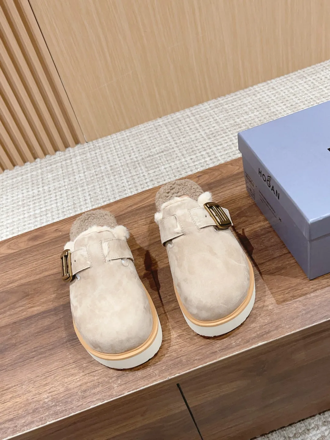 Hogan 2023 new comfortable warm wool slippers autumn and winter womens shoes zapatos para mujeres shoes 슬리퍼
Hogan 2023 new comfortable warm wool slippers autumn and winter womens shoes zapatos para mujeres shoes 슬리퍼