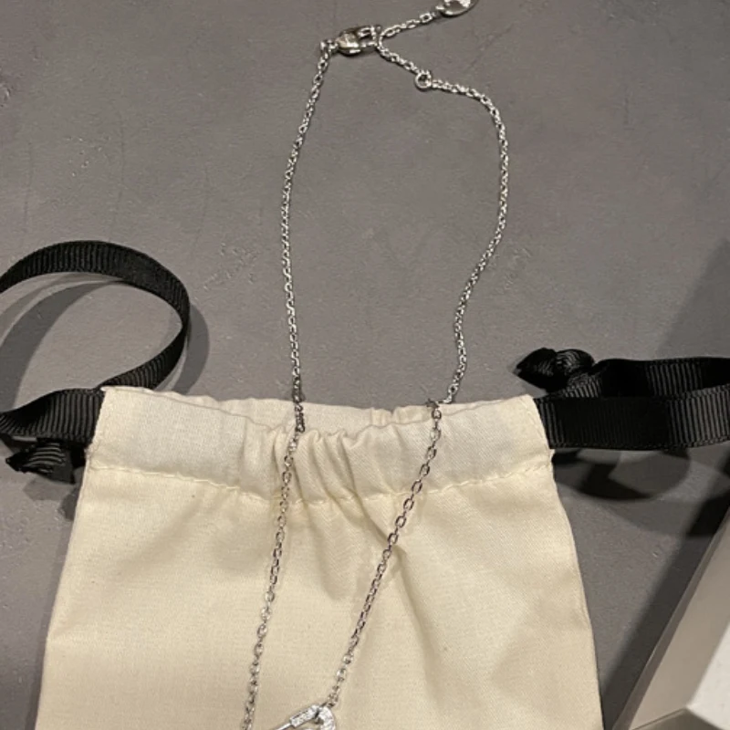 Pin Necklace Highest Quality 1:1 Making Paper Clip clavicle Chain Necklace Full Diamond Pin Pendant Female Girls Mothers Gifts
Pin Necklace Highest Quality 1:1 Making Paper Clip clavicle Chain Necklace Full Diamond Pin Pendant Female Girls Mothers Gifts