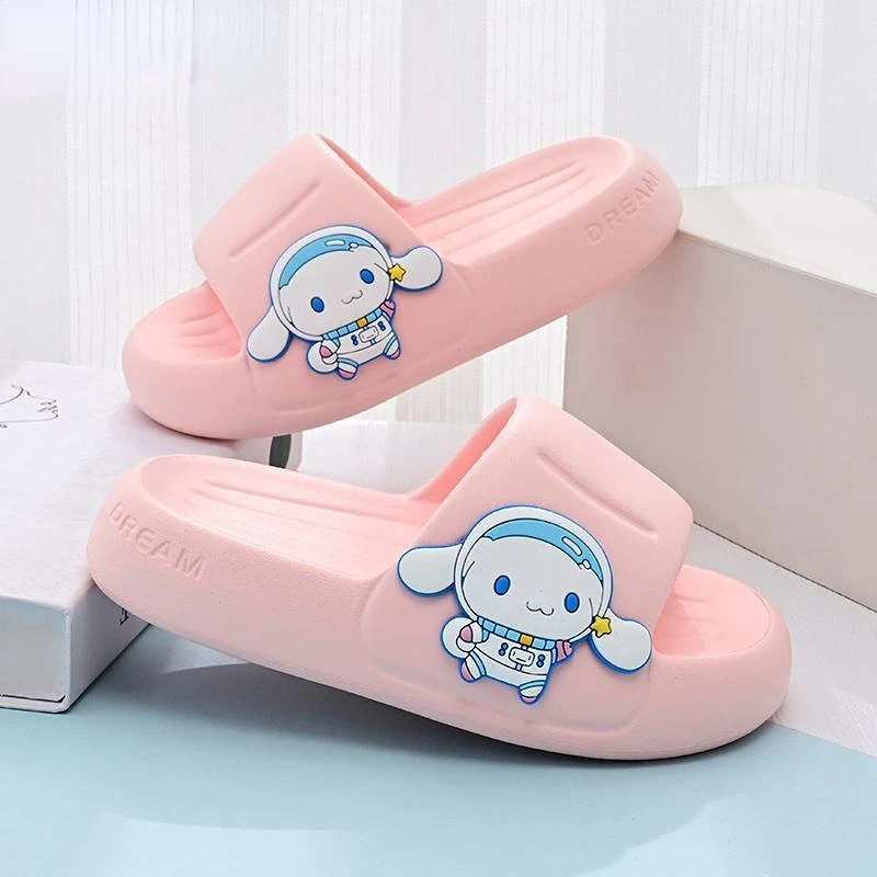 Sanrio animation surrounding cinnamon roll slippers new boys and girls new non-slip soft bottom sandals and slippers wholesale
Sanrio animation surrounding cinnamon roll slippers new boys and girls new non-slip soft bottom sandals and slippers wholesale