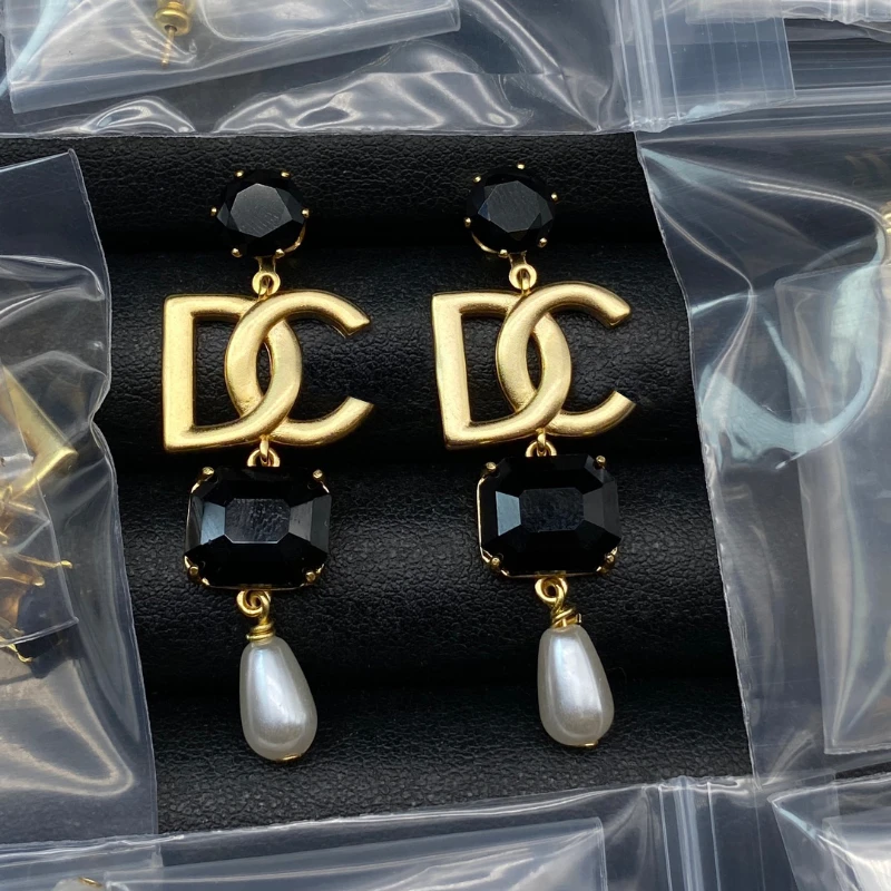 2023 Fashionable and Simple Gold Spliced Pearl Ear Jewelry Temperament Rhinestone designer earrings
2023 Fashionable and Simple Gold Spliced Pearl Ear Jewelry Temperament Rhinestone designer earrings