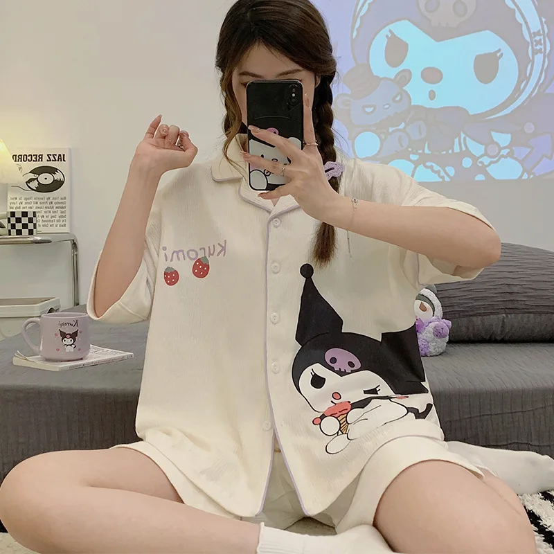 Летние брюки с коротким рукавом в стиле аниме Sanrio, женская пижама, Kuromi Kawaii, хлопковый кардиган с лацканами, одежда для сна для женщин
Летние брюки с коротким рукавом в стиле аниме Sanrio, женская пижама, Kuromi Kawaii, хлопковый кардиган с лацканами, одежда для сна для женщин