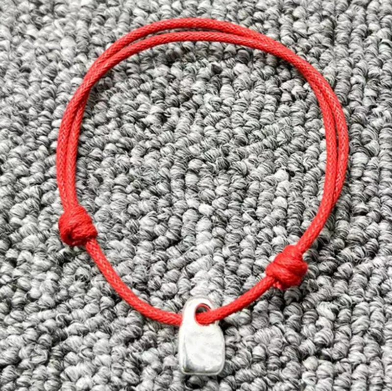 Best selling European and American fashion electroplating 925 silver simple red knot bracelet gift
Best selling European and American fashion electroplating 925 silver simple red knot bracelet gift