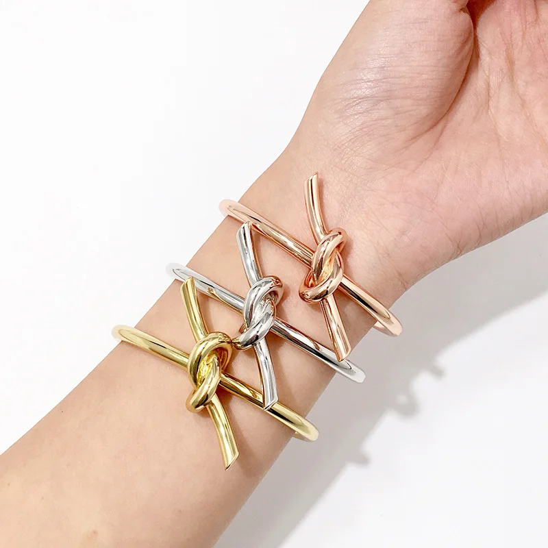 Высококачественный стильный и простой изысканный металлический открывающийся толстый плетеный браслет для женщин LB095
Высококачественный стильный и простой изысканный металлический открывающийся толстый плетеный браслет для женщин LB095